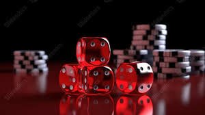 ကတ်ဂိမ်း strategy table ပေါ် poker chips နှင့် playing cards မြင်ကွင်း