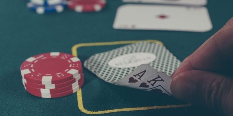 Live Blackjack ဂိမ်းစားပွဲ dealer ကတ်ပြားဖောက်ပြနေသောမြင်ကွင်း